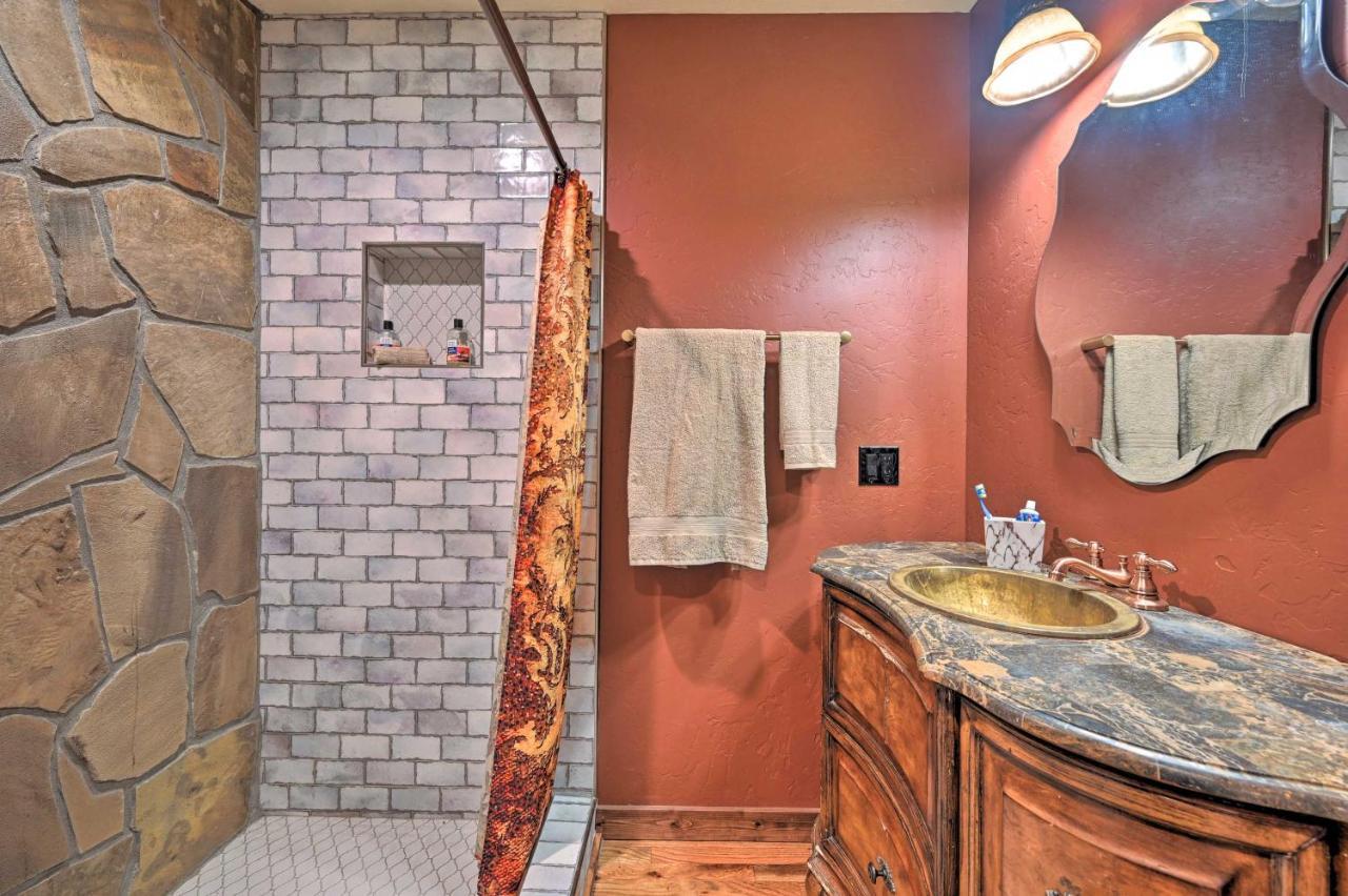 Tudor-Style Broken Bow Cottage With Hot Tub And Decks! Stephens Gap Zewnętrze zdjęcie